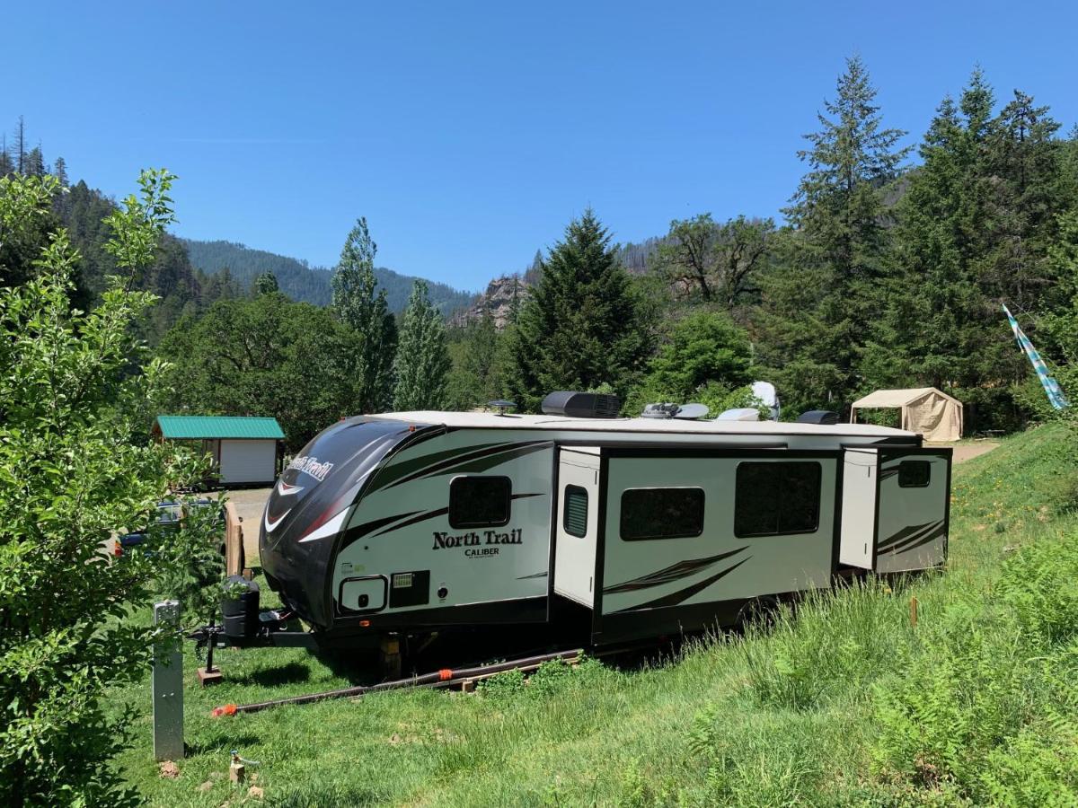 Umpqua'S Last Resort - Wilderness Cabins, Rv Park & Glamping Idleyld Park Екстериор снимка